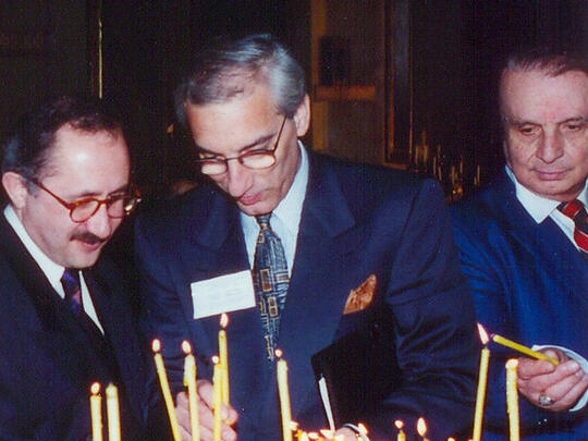 Greg Sarkissian lights candles together with Turkish scholar Taner Akçam at the memorial service in Etchmiadzin, April 1995.